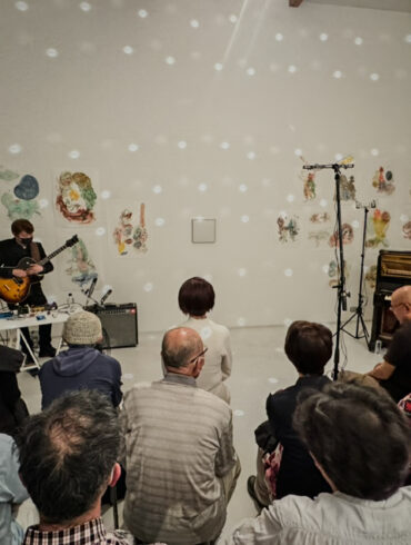 Shin'ichi Isohata 磯端伸 (guitar) & sara (piano, perc.) performing at the closing reception for Chie Matsui's exhibition 置き去られた鏡 The Forsaken Mirror at Gallery Nomart, Osaka, 4/20/24