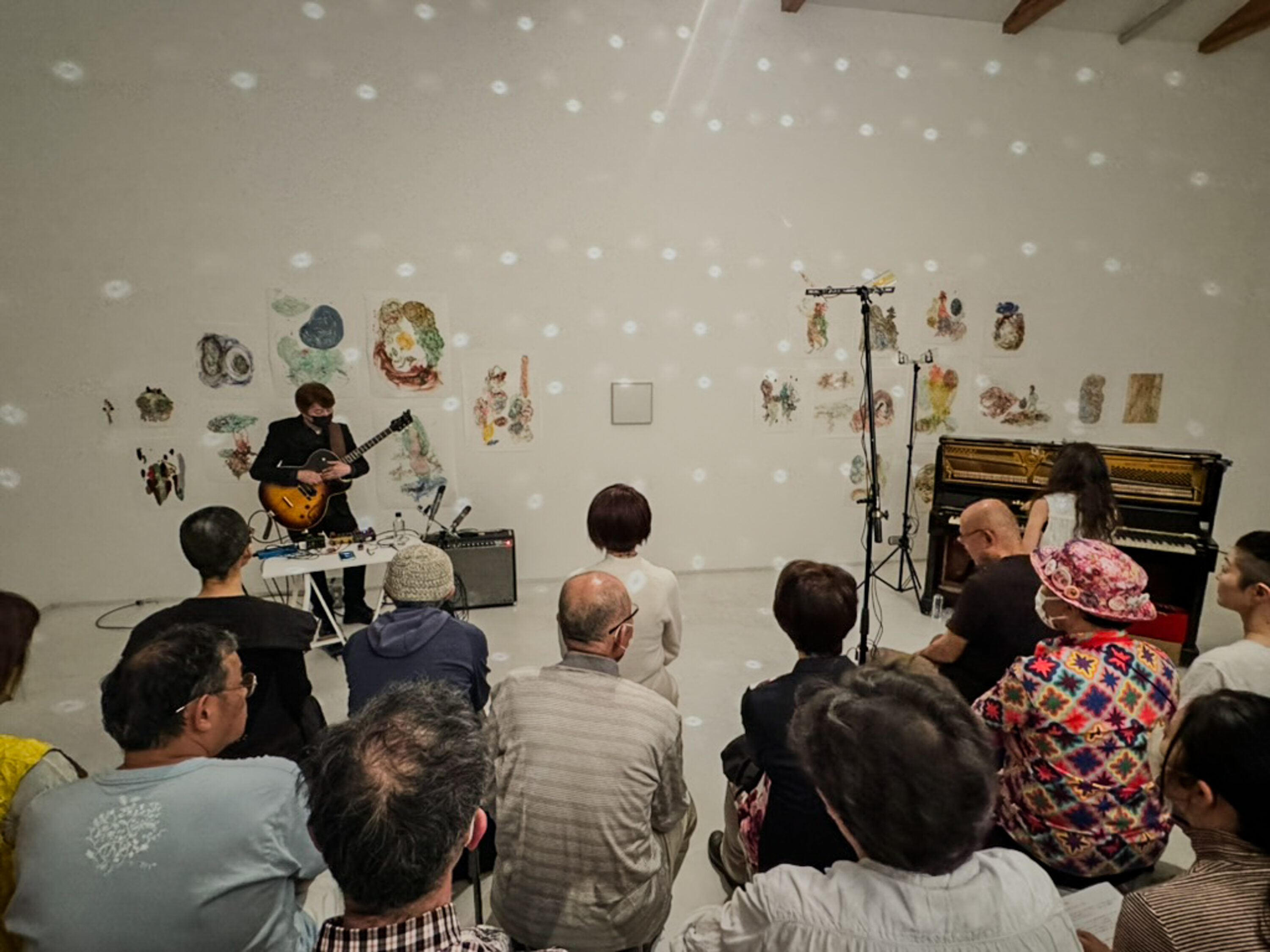 Shin'ichi Isohata 磯端伸 (guitar) & sara (piano, perc.) performing at the closing reception for Chie Matsui's exhibition 置き去られた鏡 The Forsaken Mirror at Gallery Nomart, Osaka, 4/20/24